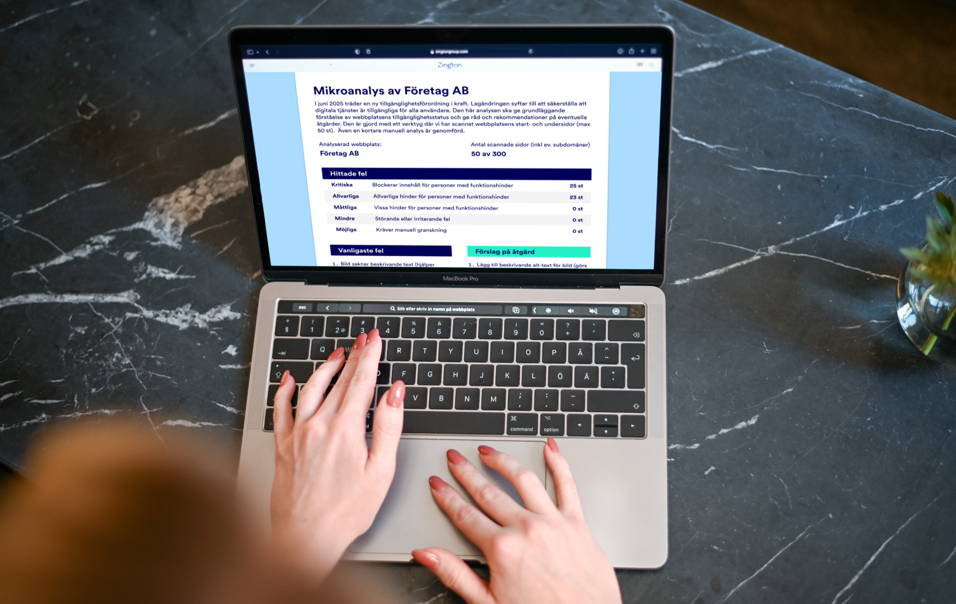 En öppen laptop vilar på ett svart bord, skärmen visar ett analysresultat av en webbplats tillgänglighet.